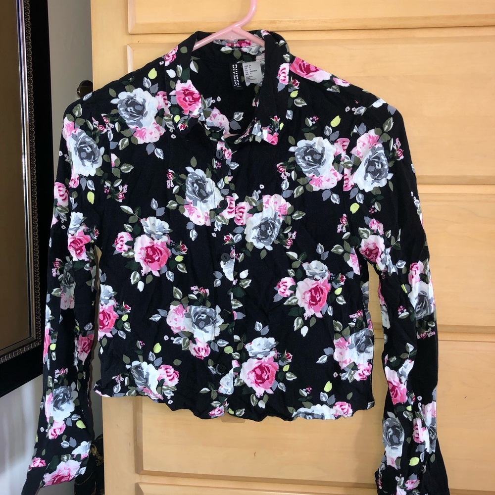 Black long sleeve floral crop top 🌸🖤